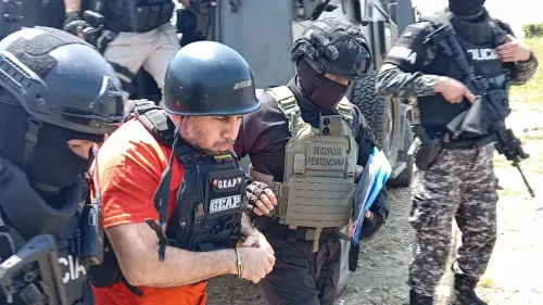 خوسيه أدولفو ماسياس، المعروف بـ"فيتو"، محاط بعدد من أفراد الشرطة المدججين بالسلاح، أثناء نقله إلى الطائرة الأمريكية بعد تسليمه.