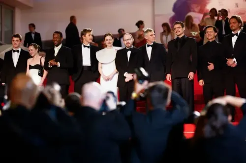 فريق عمل فيلم "إدينغتون" يتوسط السجادة الحمراء في مهرجان كان السينمائي، حيث يعبرون عن أفكارهم حول قضايا المجتمع والسياسة.