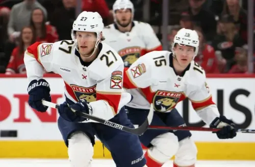 لاعبو فريق فلوريدا بانثرز يرتدون زيهم الرسمي أثناء المباراة، يظهر اللاعب رقم 27 في المقدمة مع زميله رقم 15 خلفه، وسط أجواء حماسية.