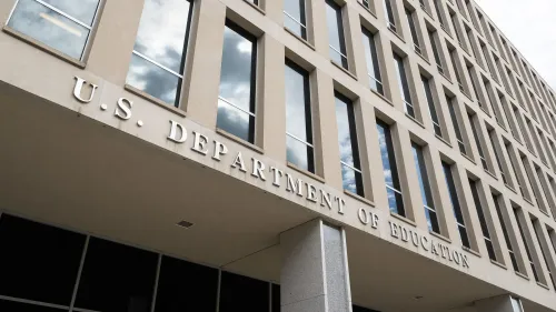 مبنى وزارة التعليم الأمريكية مع شعار الوزارة، حيث تُعلن عن استئناف تحصيل قروض الطلاب المتعثرة عن السداد.