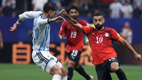 محمد صلاح قائد منتخب مصر يراوغ لاعب الأرجنتين خلال مباراة كأس العالم 2026 المثيرة للجدل التي شهدت قرارات تحكيمية مثيرة وانتقادات لاتساق الـ VAR.