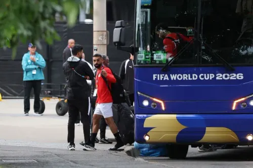 لاعبو المنتخب المصري يتوجهون نحو حافلة كأس العالم 2026، استعداداً لمباراة حاسمة ضد إيران وسط أجواء من التوتر والاحترام المتبادل.
