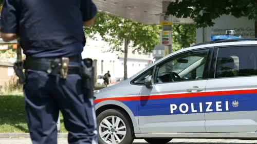 شرطي يقف أمام سيارة شرطة في مدينة غراتس النمساوية بعد حادث إطلاق نار في مدرسة، حيث أسفر عن مقتل ثمانية أشخاص.