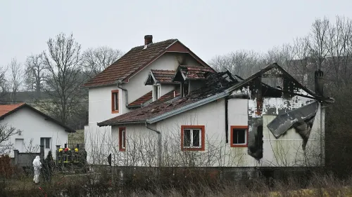 احتراق دار لرعاية المسنين خارج بلغراد مع أضرار واضحة في السقف والجدران، بعد اندلاع حريق متعمد أدى إلى وفاة ثمانية أشخاص.