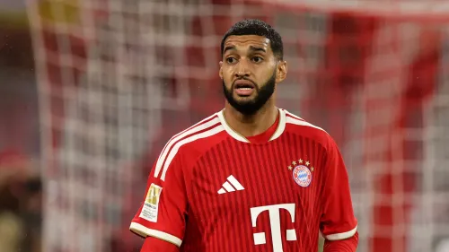 إسماعيل صيباري لاعب بايرن ميونخ يرتدي الزي الأحمر خلال مباراة في الدوري الألماني، يظهر تركيزه أثناء اللعب.