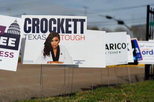 لافتات انتخابية في تكساس، تبرز صورة مرشحة مع شعار "تكساس قوية"، تعكس المنافسة السياسية المحتدمة في الانتخابات التمهيدية.