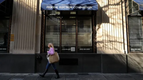 واجهة لجنة الانتخابات الفيدرالية مع امرأة تسير بجانبها، تعكس التحديات السياسية بعد استقالات المفوضين.