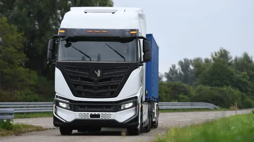 شاحنة كهربائية حديثة من شركة نيكولا تسير على طريق، تعكس جهود الشركة في تطوير تكنولوجيا النقل المستدام.