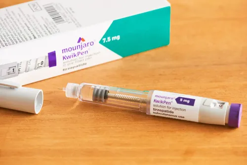 عقار مونجارو لإنقاص الوزن، مع قلم الحقن المخصص، بجانب علبته، يرمز لزيادة الأسعار في المملكة المتحدة.