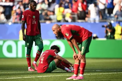 لاعبو المنتخب المغربي يظهرون علامات الحزن والإحباط بعد الخروج من ربع نهائي كأس العالم 2026 أمام فرنسا، في مشهد يعكس تحديات ومسيرة أسود الأطلس.