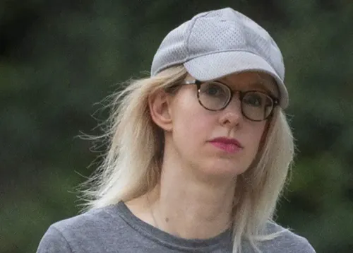 إليزابيث هولمز، المديرة التنفيذية السابقة لشركة ثيرانوس، تظهر في صورة خارجية مرتدية قبعة، بعد إدانتها بالاحتيال.