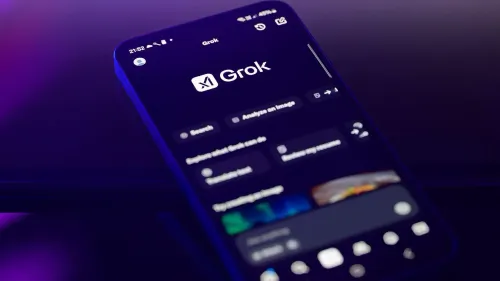 تطبيق Grok يظهر على شاشة هاتف ذكي مع واجهة مستخدم داكنة، حيث يبرز اسم التطبيق وميزات البحث المتقدم والبرمجة.