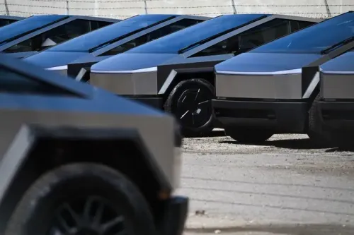 شاحنات سايبرتروك من تسلا مصطفة في ساحة، حيث تعاني الشركة من تراجع المبيعات وتحديات كبيرة في السوق.