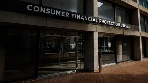 واجهة مكتب حماية المستهلك والمالية، تظهر لافتة كبيرة تحمل اسم المكتب، مع أبواب زجاجية تعكس البيئة المحيطة.