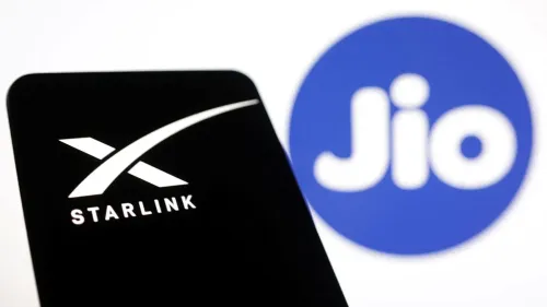 شعار خدمة الإنترنت عبر الأقمار الصناعية "Starlink" من سبيس إكس، مع خلفية شعار شركة "Jio" الهندية.