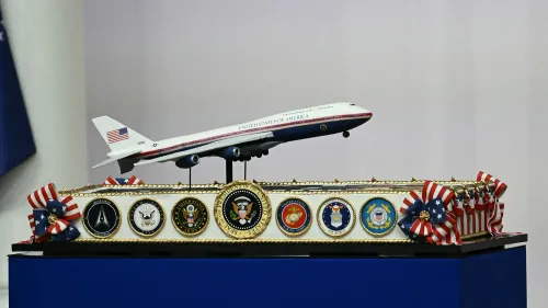 نموذج طائرة إير فورس وان مع شعارات عسكرية، يعكس جهود بوينج في تحديث الطائرتين الرئاسيتين حسب تصريحات إيلون ماسك.