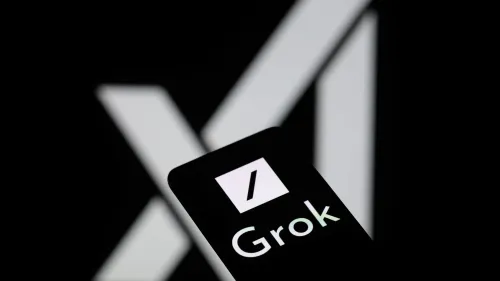 شاشة هاتف تعرض شعار "Grok" مع خلفية داكنة، تعكس استخدام الذكاء الاصطناعي في منصة X.