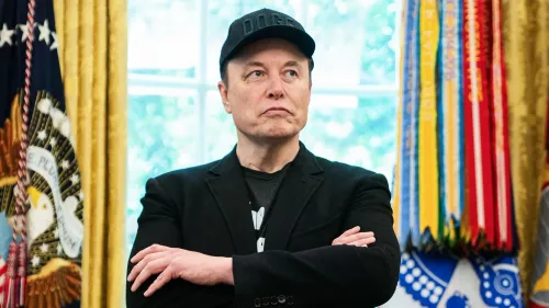 إيلون ماسك في غرفة المكتب البيضاوي، يعبر عن قلقه بشأن قانون نيويورك الذي يؤثر على حرية التعبير لشركته "إكس".