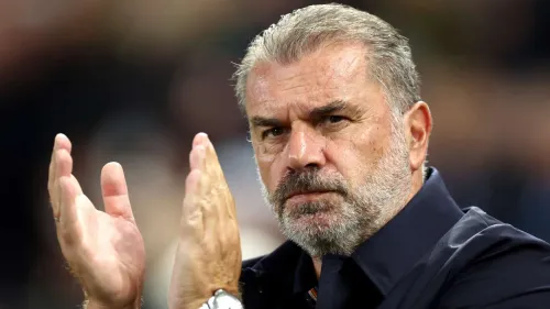 أنج بوستيكوغلو مدرب النصر الجديد يصفق بتركيز خلال المباراة التجريبية استعدادًا للموسم القادم.