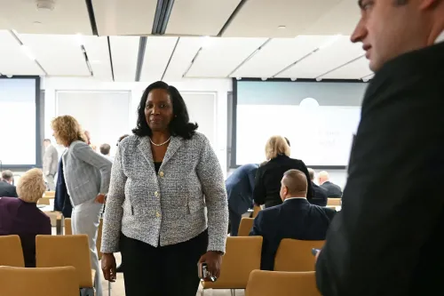 ليزا كوك، محافظة الاحتياطي الفيدرالي، تتحدث في حدث عام، مع التركيز على التحديات الاقتصادية والتضخم، وسط حضور عدد من المشاركين.