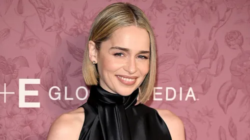 إميليا كلارك مبتسمة في حفل Variety's Power of Women بلندن، حيث تتحدث عن تجربتها مع إصابات الدماغ وتأسيس مؤسستها الخيرية SameYou.