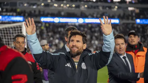 ليونيل ميسي يلوح لجمهور ملعب المونومنتال في وداعه الأخير مع المنتخب الأرجنتيني بعد مسيرة دولية حافلة بالإنجازات.