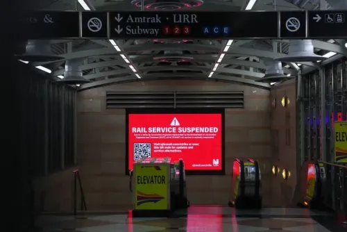 إشارة حمراء في محطة قطار تُعلن عن تعليق خدمات السكك الحديدية، مع توجيهات للركاب حول بدائل السفر.