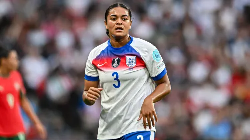 جيس كارتر، لاعبة منتخب إنجلترا، خلال مباراة في كأس الأمم الأوروبية للسيدات 2025، تعبير عن الإصرار وسط ضغوطات الإساءة العنصرية.