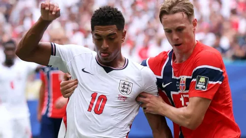 لاعب إنجليزي يرتدي الرقم 10 يتصارع مع لاعب نرويجي يرتدي الرقم 13 خلال مباراة كرة قدم حماسية بين إنجلترا والنرويج.