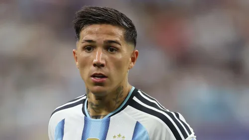 إنزو فيرنانديز لاعب وسط الأرجنتين يشارك في كأس العالم مع تركيز على مستقبله المحتمل خارج تشيلسي وسط تقارير عن اهتمام ريال مدريد.