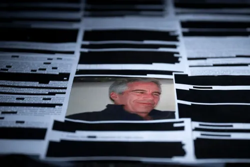 وثائق محجوبة بكثافة تكشف عن تحقيقات FBI في قضية المتحرش الجنسي جيفري إبستين مع صورة له وسط النصوص المحجوبة.