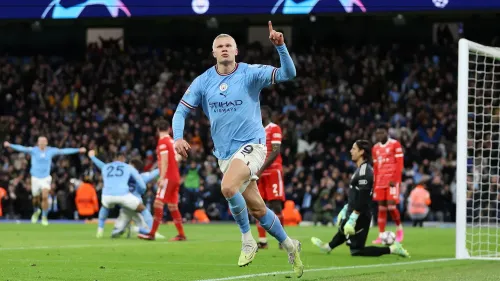 إرلينغ هالاند يحتفل بتسجيل هدف مع مانشستر سيتي، حيث يبرز تألقه في الدوري الإنجليزي الممتاز بعد تجديد عقده حتى 2034.