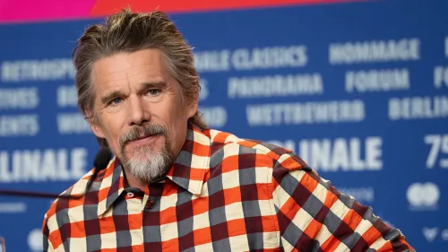 إيثان هوك يتحدث في مهرجان برلين السينمائي، معلقًا على تأثير وسائل التواصل الاجتماعي على اختيار الممثلين.