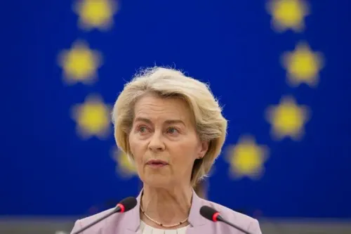 أورسولا فون دير لاين، رئيسة المفوضية الأوروبية، تتحدث خلال مؤتمر صحفي في بروكسل حول الرسوم الجمركية والتجارة مع الولايات المتحدة.