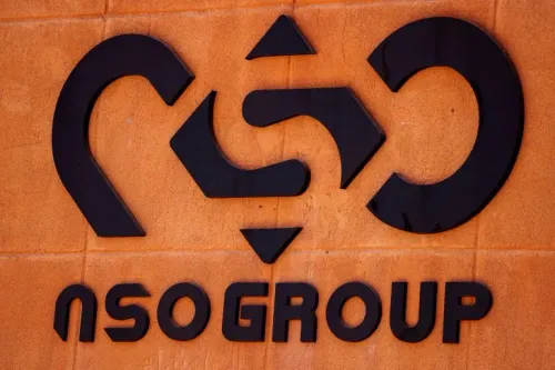 شعار شركة NSO Group الإسرائيلية المطورة لبرنامج التجسس Pegasus على جدار برتقالي، مرتبط بقضية اختراق عضو البرلمان الأوروبي.