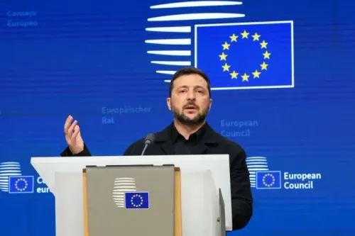 الرئيس الأوكراني فولوديمير زيلينسكي يتحدث خلال قمة الاتحاد الأوروبي في بروكسل، مع خلفية شعار الاتحاد الأوروبي.