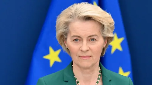 أورسولا فون دير لاين، رئيسة المفوضية الأوروبية، تتحدث عن إجراءات الاتحاد الأوروبي ضد التعريفات الأمريكية، مع العلم أن خلفها علم الاتحاد الأوروبي.