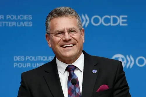 ماروس سيفكوفيتش، الممثل التجاري للاتحاد الأوروبي، مبتسم خلال مؤتمر صحفي، يتحدث عن التوترات التجارية مع الولايات المتحدة.