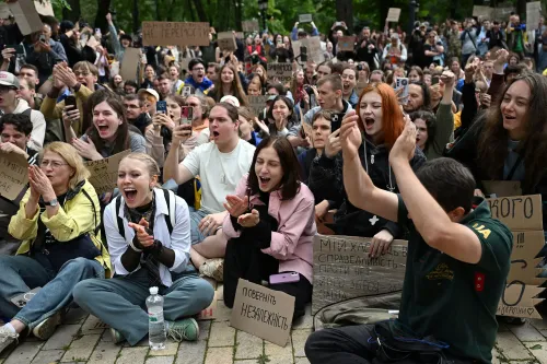 مظاهرة حاشدة في أوكرانيا حيث يجتمع المتظاهرون في ساحة عامة، يعبرون عن مطالبهم بإصلاحات مكافحة الفساد واستقلالية الهيئات الحكومية.