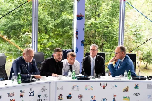 اجتماع قادة المملكة المتحدة والاتحاد الأوروبي في قمة تاريخية لمناقشة اتفاقيات جديدة بشأن الدفاع والهجرة والتجارة.