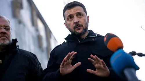 زيلينسكي يتحدث في مؤتمر صحفي، معبرًا عن مخاوف أوكرانيا بشأن المفاوضات بين ترامب وبوتين، وسط قلق أوروبي من "صفقة قذرة".