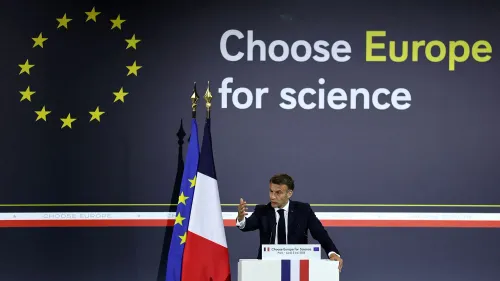 ماكرون يتحدث في فعالية "اختر أوروبا من أجل العلم" بجامعة السوربون، مع العلم الفرنسي والأوروبي خلفه، مؤكدًا أهمية دعم البحث العلمي.