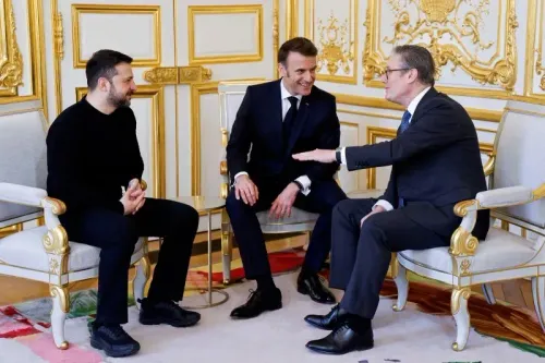 اجتماع ثلاثي بين الرئيس الأوكراني زيلينسكي والرئيس الفرنسي ماكرون ورئيس الوزراء البريطاني ستارمر، يناقش دعم أوكرانيا وخطط العقوبات ضد روسيا.