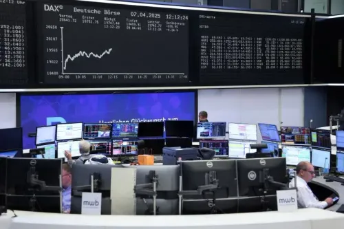 تظهر الصورة غرفة تداول بأسواق الأسهم الأوروبية، مع التركيز على شاشة تعرض بيانات مؤشر داكس الألماني وتفاصيل السوق.