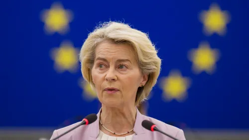 أورسولا فون دير لاين تتحدث في البرلمان الأوروبي، تواجه اقتراح حجب الثقة بسبب انتقادات حول إدارتها لجائحة كوفيد-19.