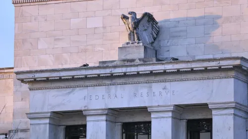 واجهة مبنى الاحتياطي الفيدرالي، مع ظهور النسر الأمريكي فوق المدخل، تعكس أجواء عدم اليقين الاقتصادي الحالي.