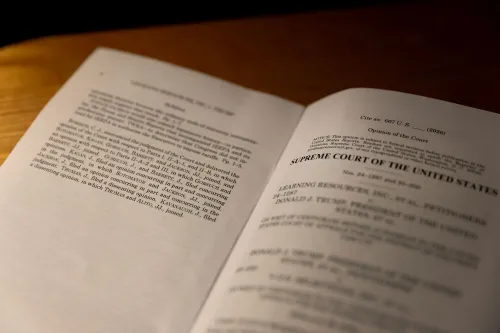 نص قرار المحكمة العليا الأمريكية حول قضية التعريفات الجمركية، مع تفاصيل حول الآراء المختلفة للقضاة وتأثيرها على القانون.