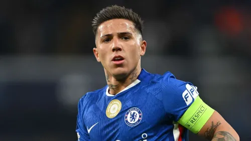 إنزو فرنانديز لاعب وسط تشيلسي يرتدي شارة القيادة خلال مباراة، مع تأكيد استقرار عائلته في إنجلترا وعدم انتقاله لريال مدريد.