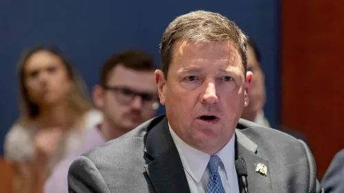 شهادة إد مارتن، المدعي العام الأمريكي المؤقت، خلال جلسة استماع في الكونغرس، مع حضور عدد من الأشخاص في الخلفية.