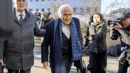 يمثل سيب بلاتر وميشيل بلاتيني أمام المحكمة في سويسرا بتهمة الاحتيال، مع وجود وسائل الإعلام في الخلفية.